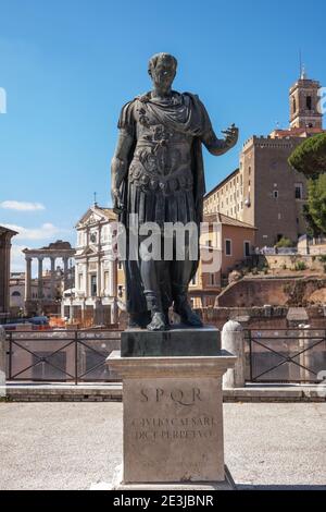 Statua dell'imperatore romano Giulio Cesare in Via dei fori Imperiali a Roma, Italia Foto Stock