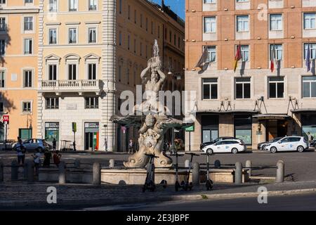 Fontana del Tritone scolpita dal Bernini nel 1643 in Piazza Barberini a Roma Foto Stock