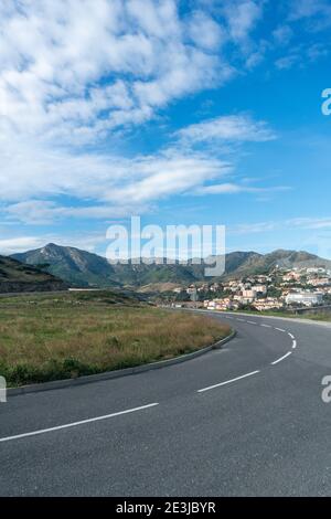 Tortuosa strada asfaltata sulla costa meridionale della Spagna Foto Stock