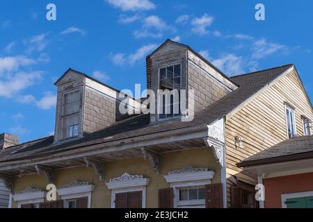 NEW ORLEANS, LA, Stati Uniti d'America - 14 GENNAIO 2021: Tetto di cottage creole nel quartiere francese Foto Stock