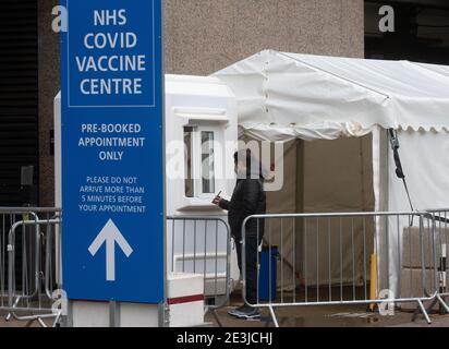Londra, Regno Unito. 19 gennaio 2021. Centro di vaccinazione NHS a Wembley. Il Centro NHS Vaccination, nel Centro Olimpico dell'Ufficio, all'ombra dello Stadio di Wembley su Fulton Road, ha accolto i suoi primi pazienti lunedì mattina, 18 gennaio. Si tratta di uno dei 25 nuovi siti aperti a Londra questa settimana, portando il totale dei siti di vaccinazione in tutta la capitale a 170. Decine di altri saranno aperti nelle prossime settimane Credit: Mark Thomas/Alamy Live News Foto Stock