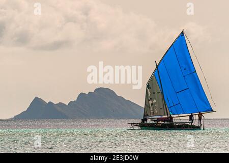 La Proa polinesiana è una barca a vela multi-scafo outrigger Foto Stock