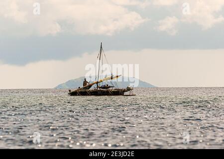 La Proa polinesiana è una barca a vela multi-scafo outrigger Foto Stock