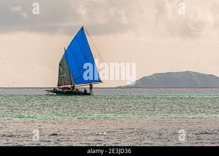 La Proa polinesiana è una barca a vela multi-scafo outrigger Foto Stock