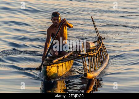 Outrigger Canoe a Yanaba Island, Papua Nuova Guinea Foto Stock