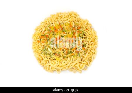 Noodle semplici e istantanee su sfondo bianco Foto Stock