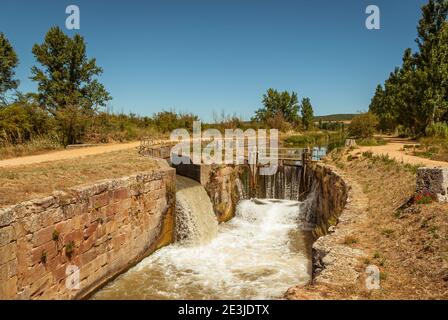 Canal de Castilla come passa attraverso la provincia di Palencia. Foto Stock