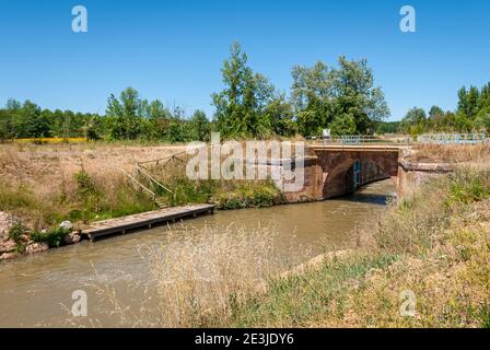 Canal de Castilla come passa attraverso la provincia di Palencia. Foto Stock