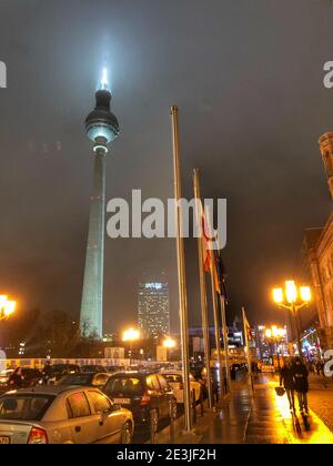 Scena di strada con vista sulla torre della televisione a Berlino, Germania Foto Stock