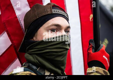 RICHMOND, VIRGINIA, GENNAIO 18- i membri della Roanoke County Militia partecipano ad un secondo rally di modifica durante il giorno della lobby al Campidoglio dello Stato della Virginia il 18 gennaio 2021 a Richmond, Virginia. Foto: Chris Tuite/ImageSPACE Foto Stock