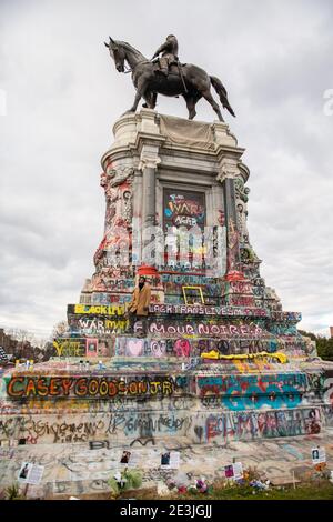 Richmond, Stati Uniti. 18 gennaio 2021. RICHMOND, VIRGINIA, 18 GENNAIO - i partecipanti si riuniscono al monumento Robert E. Lee come parte di una celebrazione del Martin Luther King Jr. Day il 18 gennaio 2021 a Richmond, Virginia. Il 18 gennaio è anche il giorno della lobby delle armi nello stato della Virginia. Foto: Chris Tuite/ImageSPACE Credit: Imagespace/Alamy Live News Foto Stock