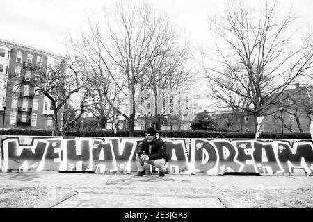 Richmond, Stati Uniti. 18 gennaio 2021. RICHMOND, VIRGINIA, 18 GENNAIO - i partecipanti si riuniscono al monumento Robert E. Lee come parte di una celebrazione del Martin Luther King Jr. Day il 18 gennaio 2021 a Richmond, Virginia. Il 18 gennaio è anche il giorno della lobby delle armi nello stato della Virginia. Foto: Chris Tuite/ImageSPACE Credit: Imagespace/Alamy Live News Foto Stock