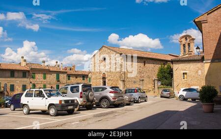 Monticiano, Italia-7 settembre 2020. Parcheggio auto di fronte alla Chiesa Parrocchiale Nel centro storico della città medievale di Monticiano In provincia di Siena Foto Stock