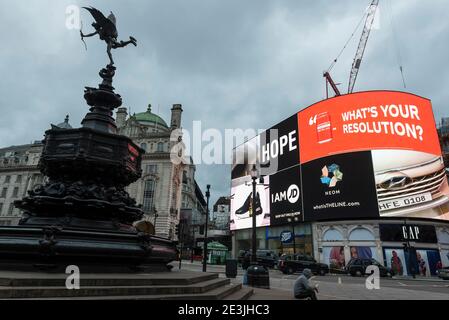 Londra, Regno Unito. 19 gennaio 2021. Gli schermi pubblicitari digitali mostrano un messaggio di speranza per il nuovo anno a Piccadilly Circus. In combinazione, gli schermi possono visualizzare un singolo schermo da 783.5 mq con una risoluzione 1,4x superiore rispetto al 4K, il che lo rende il più grande display pubblicitario in Europa. Credit: Stephen Chung / Alamy Live News Foto Stock