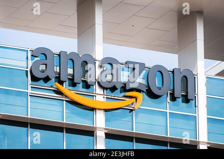 Ottobre 8, 2020 Sunnyvale / CA / USA - il logo Amazon sulla facciata di uno dei loro edifici di uffici situato in Silicon Valley, zona della baia di San Francisco Foto Stock