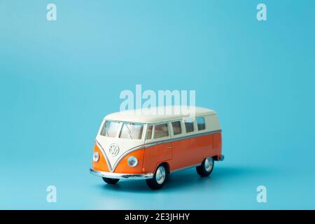 Giocattolo retro bus Volkswagen su uno sfondo colorato. Hippie autobus retrò Foto Stock