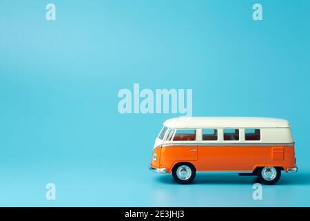 Giocattolo retro bus Volkswagen su uno sfondo colorato. Hippie autobus retrò Foto Stock