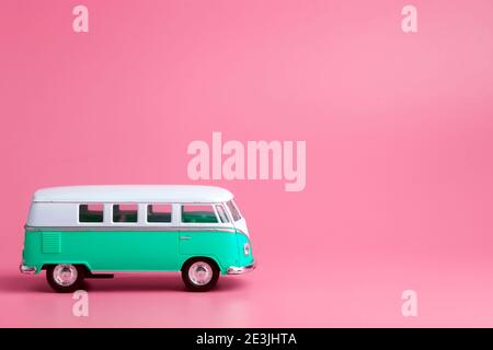 Giocattolo retro bus Volkswagen su uno sfondo colorato. Hippie autobus retrò Foto Stock