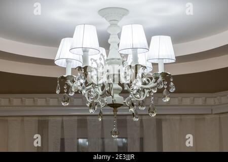 bellissimo lampadario classico girato in primo piano in camera Foto Stock