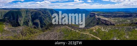 Panorama aereo delle pareti di Kanangra e Mount Cloud Maker in Kanangra-Boyd Parco Nazionale nel Tablelands Centrale nella regione New Galles del Sud Australia Foto Stock