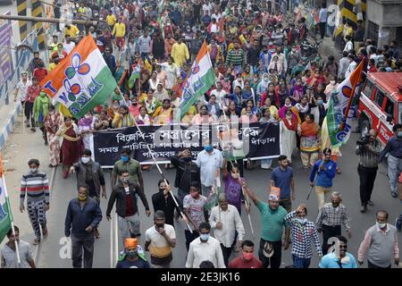 Kolkata, India. 19 gennaio 2021. Trinamool Congress o leader e attivisti TMC prendono parte a un raduno per protestare contro la presunta violenza del Bharatiya janta Party o del BJP. (Foto di Ved Prakash/Pacific Press) Credit: Pacific Press Media Production Corp./Alamy Live News Foto Stock