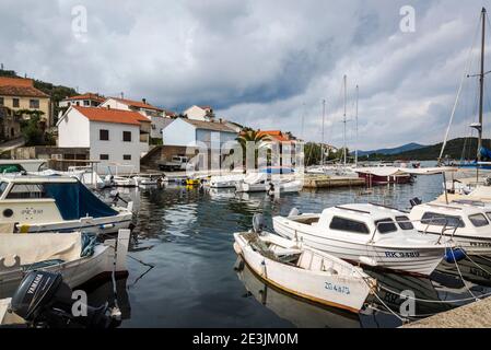 Porto di Knez frazione, Mali Iz, Isola di Iz, arcipelago Zadar, Dalmazia, Croazia Foto Stock