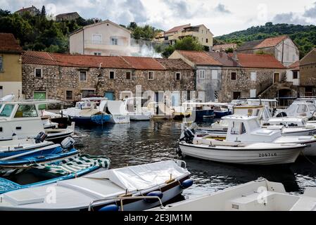 Porto di Mali Iz, terra di Iz, arcipelago di Zara, Dalmazia, Croazia Foto Stock