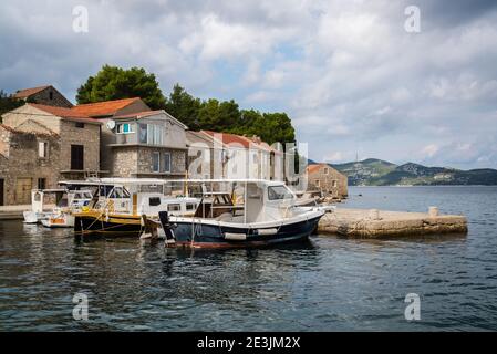 Porto di Mali Iz, terra di Iz, arcipelago di Zara, Dalmazia, Croazia Foto Stock