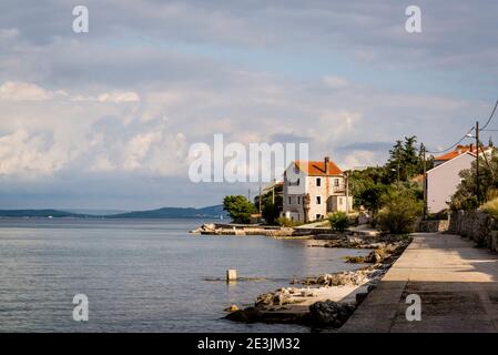 Percorso costiero, Mali Iz, Isola di Iz, arcipelago di Zara, Dalmazia, Croazia Foto Stock