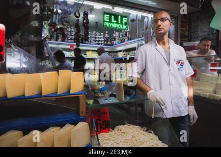 Istanbul, Turchia - Settembre 19 2017: Un cheesemonger turco e mostra di formaggio al Grand Bazaar di Istanbul. Foto Stock