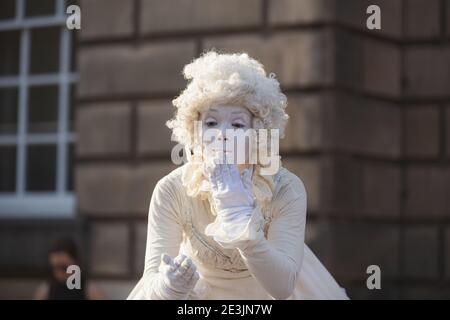 Edimburgo, Scozia - Agosto 16 2016: Un suonatore di pantomime in costume lungo lo storico Royal Mile di Edimburgo, Scozia, all'annuale Fringe Foto Stock