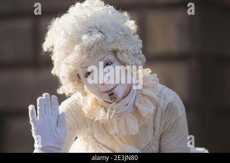 Edimburgo, Scozia - Agosto 16 2016: Un suonatore di pantomime in costume lungo lo storico Royal Mile di Edimburgo, Scozia, all'annuale Fringe Foto Stock