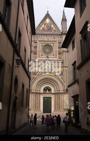 Orvieto, Italia - 20 settembre 2020: Facciata della basilica di Orvieto decorata con mosaici e turisti Foto Stock