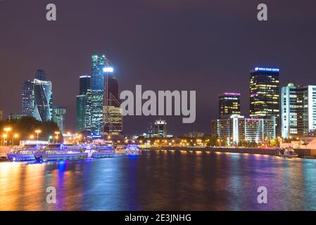 MOSCA, RUSSIA - 07 SETTEMBRE 2016: Notte Mosca-fiume. Città moderna Foto Stock