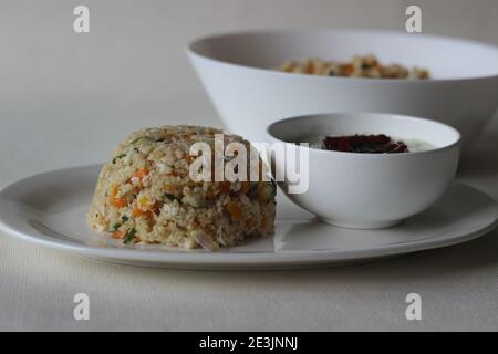 Dalia upma o upma di grano rotto è un alimento indiano del sud della colazione fatto con grano rotto, verdure miste ed altri ingredienti di rinvenimento di base serviti con Foto Stock