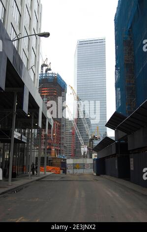 Ponteggi sul sito 9/11 del World Trade Centre di New York USA 911 torri gemelle che costruiscono nuove gru a grappolo alto e alto isolato Workers City Foto Stock