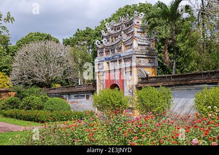 Porta colorata per il tempio di Mieu e Hung to Mieu nella città imperiale situata all'interno della cittadella di Hue, provincia di Thừa Thiên-Huế, Vietnam centrale Foto Stock