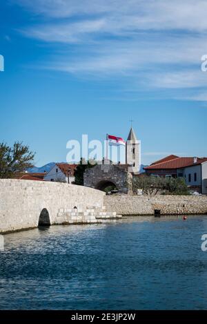Bandiera croata sulla porta della città bassa per la città vecchia di Nin, una città nella contea di Zadar, Dalmazia, Croazia Foto Stock