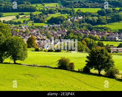 Vista sul campo verde e le case a Wirksworth un piccolo Città nella zona Derbyshire Dales del Peak District Inghilterra Regno Unito Foto Stock
