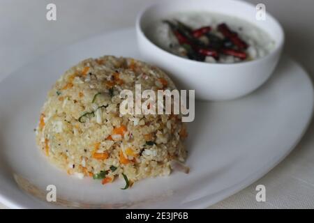 Dalia upma o upma di grano rotto è un alimento indiano del sud della colazione fatto con grano rotto, verdure miste ed altri ingredienti di rinvenimento di base serviti con Foto Stock