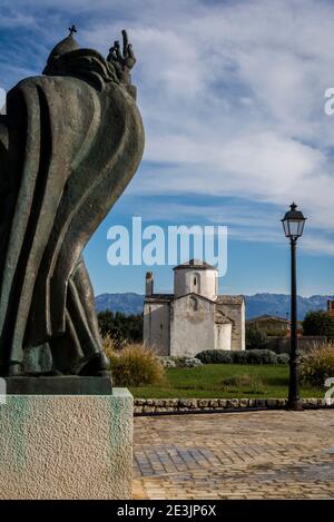 Gregorio di Nin scultura di Ivan Mestrovic ant la Chiesa di Santa Croce, Nin, una città storica nella contea di Zara, Dalmazia, Croazia Foto Stock