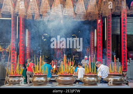 Bastoni e spirali di incenso che bruciano al Tempio di Thien Hau / Pagoda di Ba Thien Hau per la Dea Cinese del Mare, Mazu, nella città di ho Chi Minh, Vietnam Foto Stock