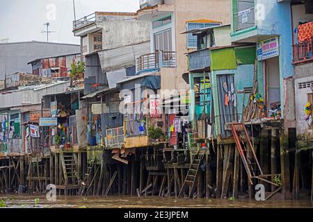 Case in palafitte nel delta del Mekong vicino a Can Tho, Vietnam Foto Stock