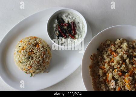 Dalia upma o upma di grano rotto è un alimento indiano del sud della colazione fatto con grano rotto, verdure miste ed altri ingredienti di rinvenimento di base serviti con Foto Stock