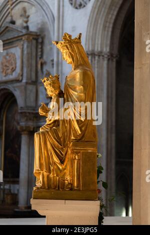 Rouen Cattedrale Normandia Francia 9.25.2019 uno dei più grandi esempi di alta chiesa gotica dal 13 ° secolo. Bella statua d'oro di Maria e Jes Foto Stock