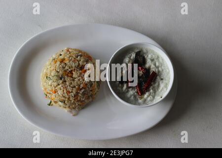 Dalia upma o upma di grano rotto è un alimento indiano del sud della colazione fatto con grano rotto, verdure miste ed altri ingredienti di rinvenimento di base serviti con Foto Stock