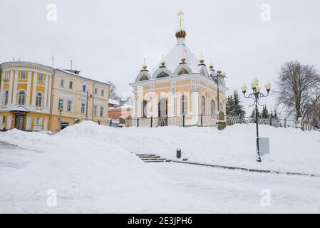 RYBINSK, RUSSIA - 03 GENNAIO 2021: La vecchia cappella di San Nicola il Wonderworker in un paesaggio urbano invernale Foto Stock