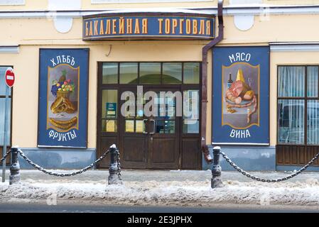 RYBINSK, RUSSIA - 03 GENNAIO 2021: Cartelli e pubblicità per un negozio di alimentari in stile pre-rivoluzionario in una giornata invernale Foto Stock