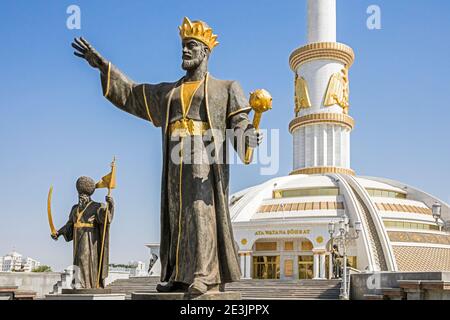 Statue di leader turkmiti di fronte al Monumento dell'Indipendenza, costruito per l'indipendenza dall'Unione Sovietica nel 1991, Ashgabat, Turkmenistan Foto Stock