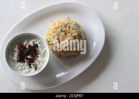 Dalia upma o upma di grano rotto è un alimento indiano del sud della colazione fatto con grano rotto, verdure miste ed altri ingredienti di rinvenimento di base serviti con Foto Stock